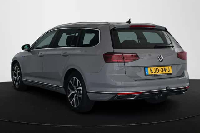 Volkswagen Passat (2023) thumbnail 4