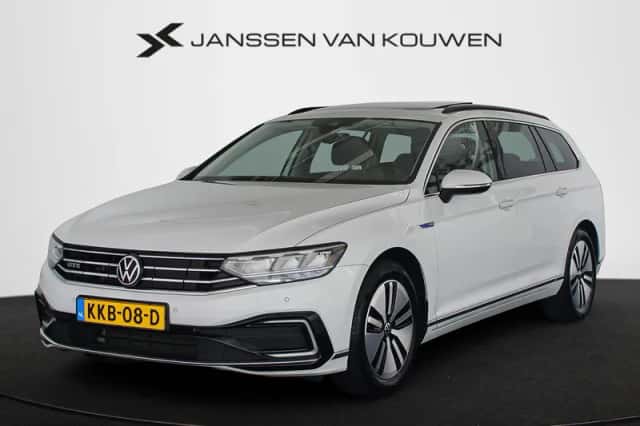 Volkswagen Passat (2022) thumbnail 1