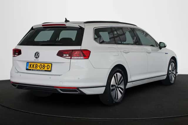 Volkswagen Passat (2022) thumbnail 3