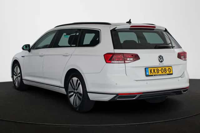 Volkswagen Passat (2022) thumbnail 4
