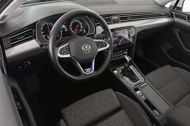 Volkswagen Passat (2022) thumbnail 5