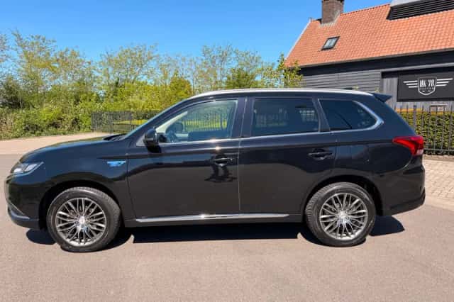 Mitsubishi Outlander (2021) thumbnail 2
