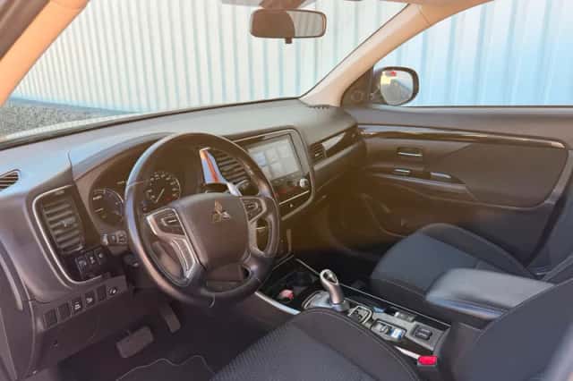 Mitsubishi Outlander (2021) thumbnail 3