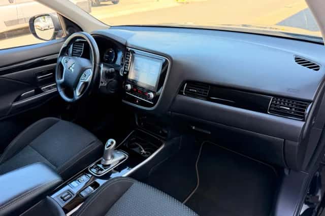 Mitsubishi Outlander (2021) thumbnail 4