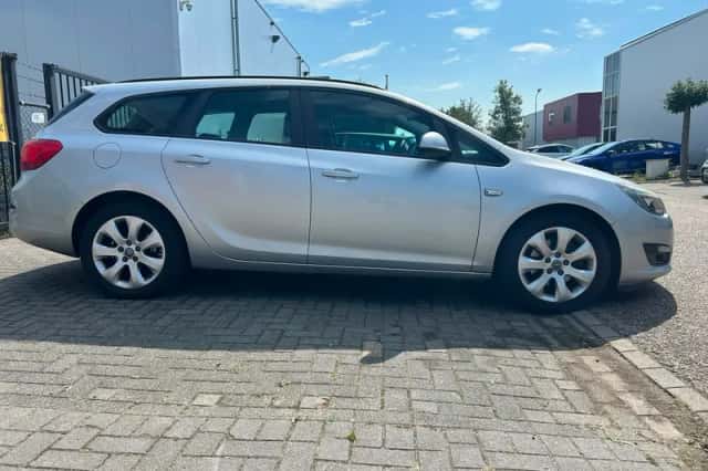 Opel Astra Sports Tourer (2012) thumbnail 4