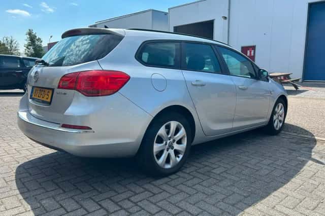 Opel Astra Sports Tourer (2012) thumbnail 5