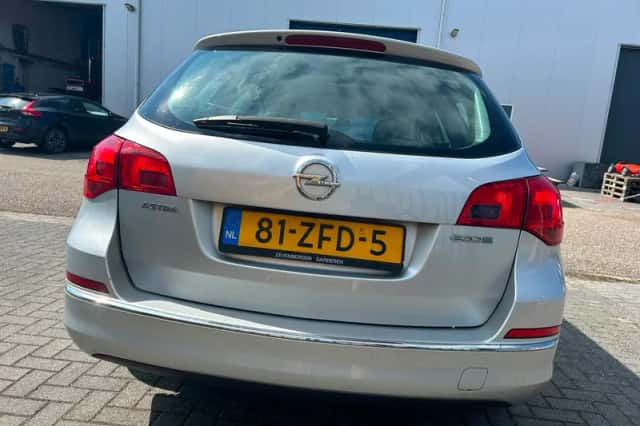 Opel Astra Sports Tourer (2012) thumbnail 6