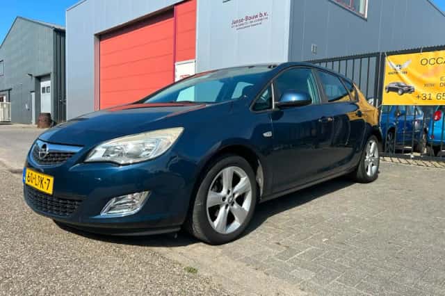 Opel Astra (2010) thumbnail 1