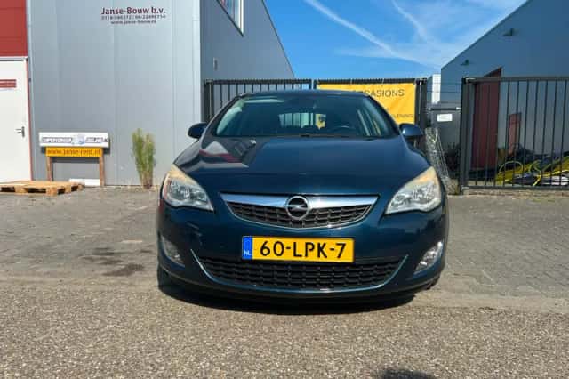 Opel Astra (2010) thumbnail 2
