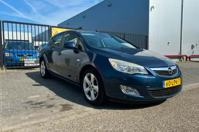 Opel Astra (2010) thumbnail 3