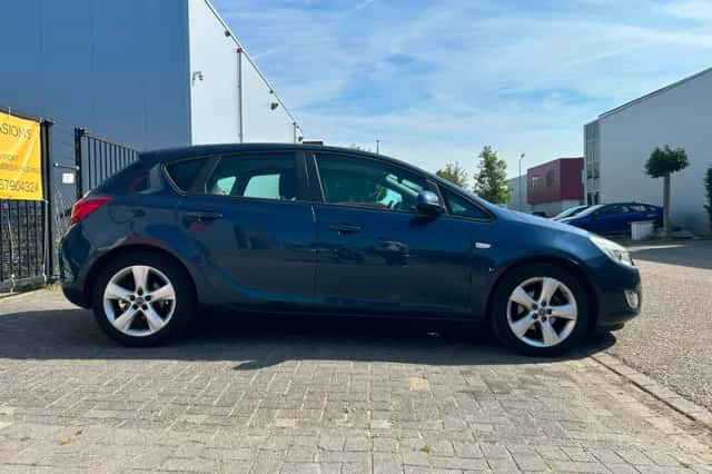 Opel Astra (2010) thumbnail 4