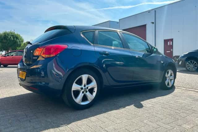 Opel Astra (2010) thumbnail 5