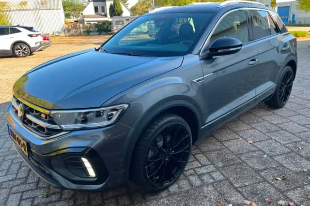 Volkswagen T-Roc (2023) thumbnail 3