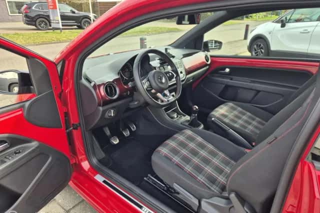 Volkswagen Up! (2018) thumbnail 5