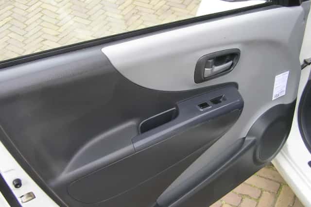 Suzuki Alto (2010) thumbnail 6