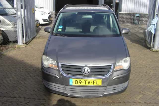 Volkswagen Touran (2007) thumbnail 2