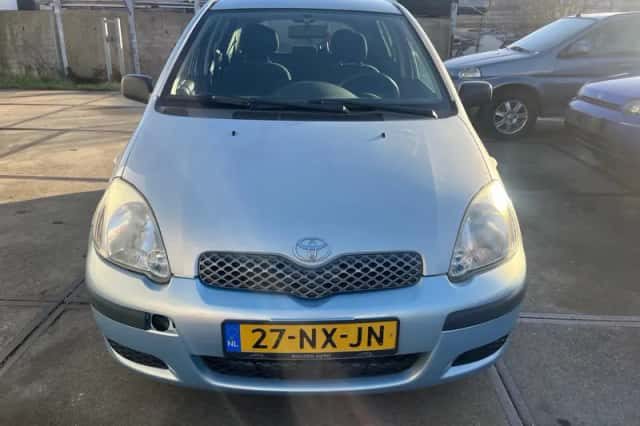 Toyota Yaris (2004) thumbnail 2