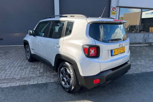 Jeep Renegade (2016) thumbnail 3