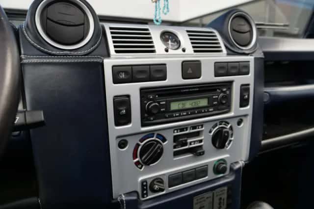 Land Rover Defender (2011) thumbnail 11