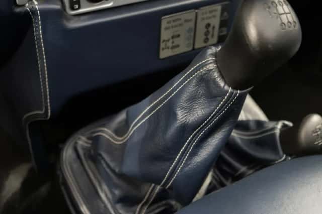 Land Rover Defender (2011) thumbnail 12