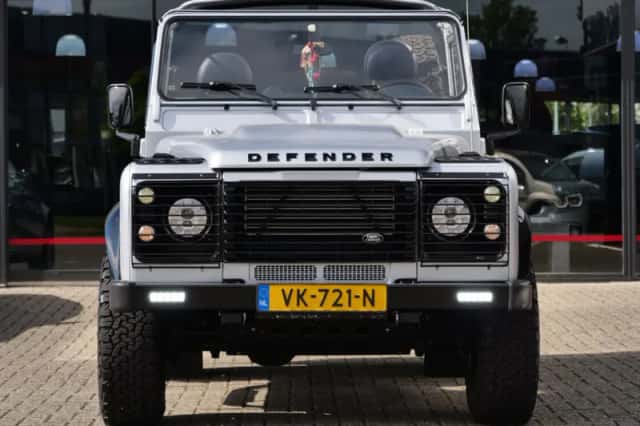 Land Rover Defender (2011) thumbnail 20