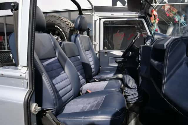 Land Rover Defender (2011) thumbnail 25