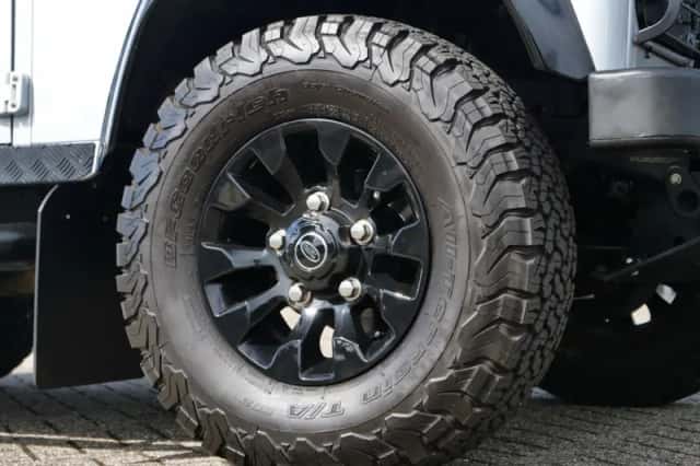 Land Rover Defender (2011) thumbnail 30