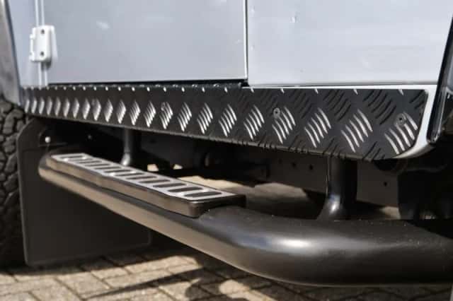 Land Rover Defender (2011) thumbnail 33