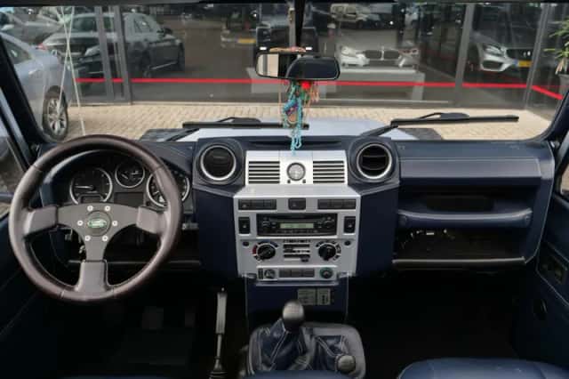 Land Rover Defender (2011) thumbnail 6