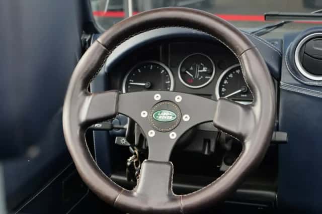 Land Rover Defender (2011) thumbnail 7