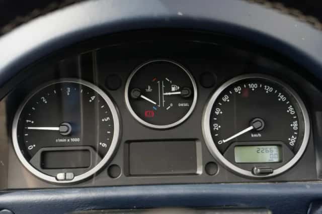 Land Rover Defender (2011) thumbnail 9