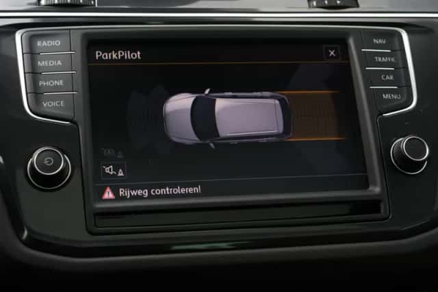 Volkswagen Tiguan (2016) thumbnail 23