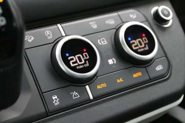 Land Rover Defender (2023) thumbnail 11