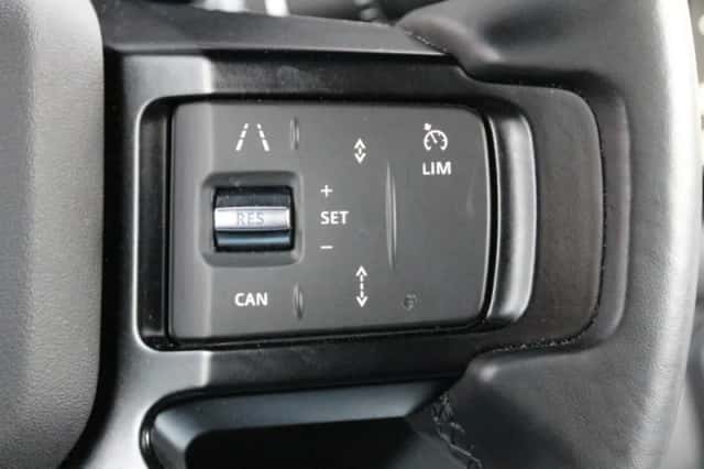 Land Rover Defender (2023) thumbnail 13