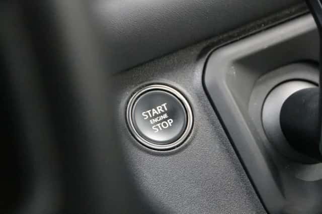 Land Rover Defender (2023) thumbnail 16