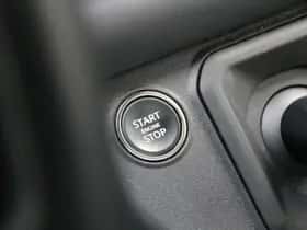 Land Rover Defender (2023) thumbnail 16