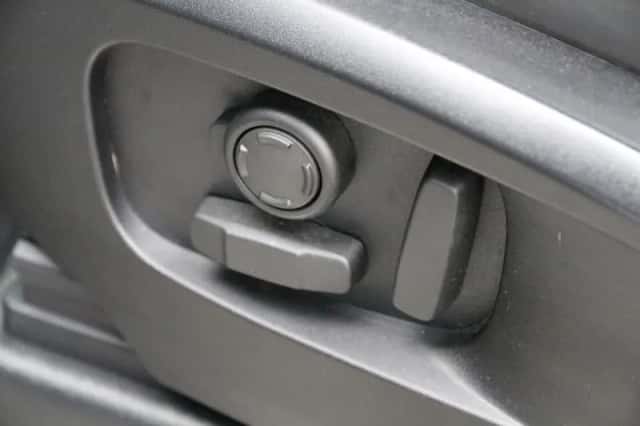 Land Rover Defender (2023) thumbnail 18