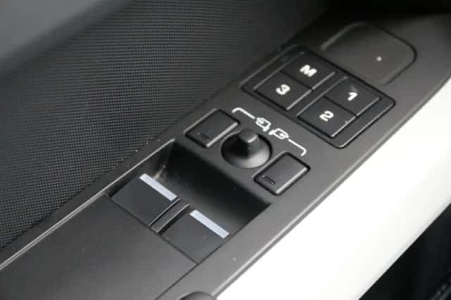 Land Rover Defender (2023) thumbnail 21