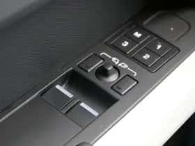 Land Rover Defender (2023) thumbnail 21