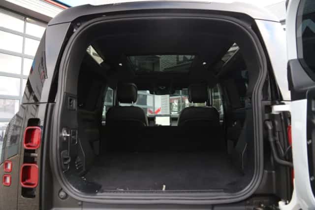 Land Rover Defender (2023) thumbnail 4