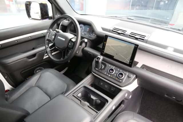 Land Rover Defender (2023) thumbnail 5