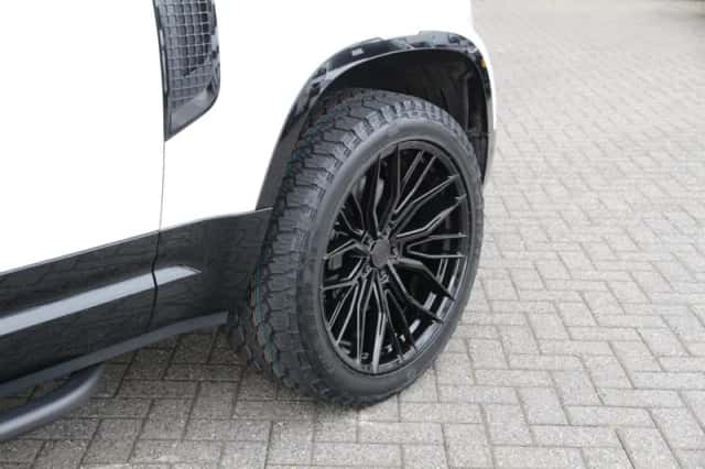 Land Rover Defender (2023) thumbnail 6