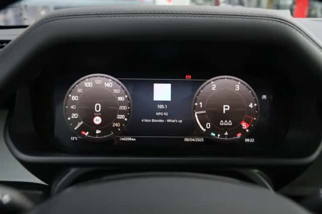 Land Rover Defender (2023) thumbnail 7