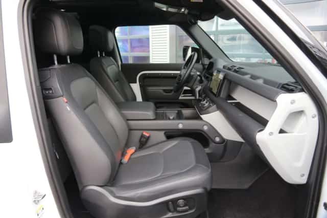 Land Rover Defender (2023) thumbnail 9