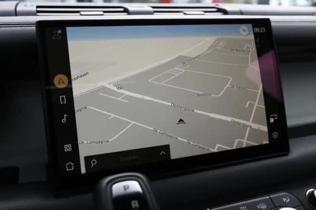 Land Rover Defender (2023) thumbnail 10