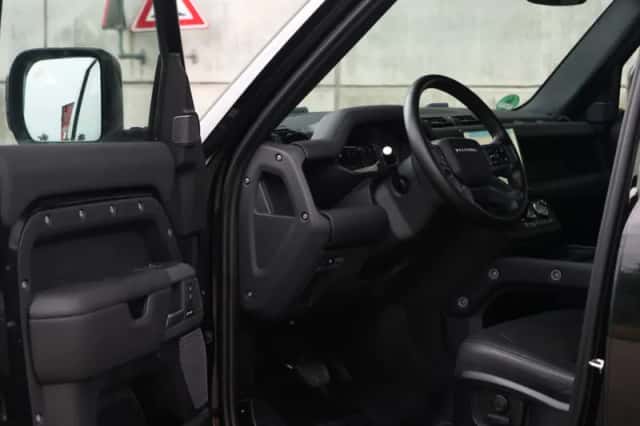 Land Rover Defender (2025) thumbnail 19