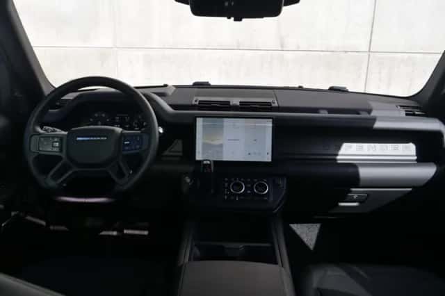 Land Rover Defender (2025) thumbnail 3