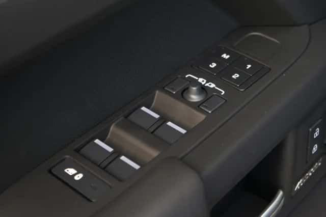 Land Rover Defender (2025) thumbnail 23