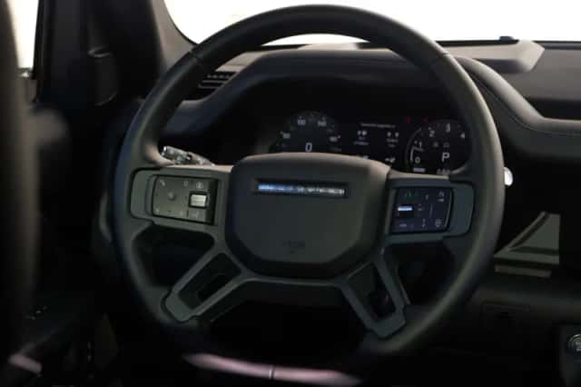 Land Rover Defender (2025) thumbnail 4