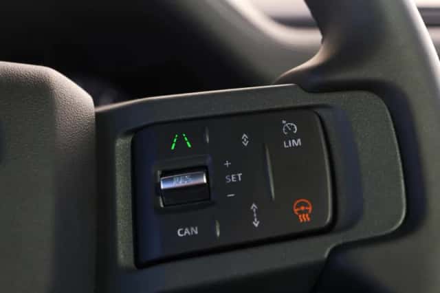 Land Rover Defender (2025) thumbnail 5